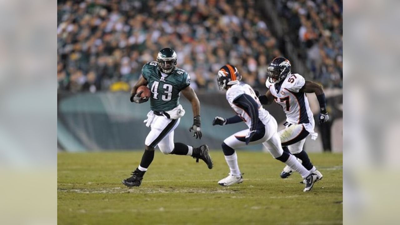 Philadelphia Eagles FB Leonard Weaver (43) runs with the ball during the  first half of an NFL football game against the Washington Redskins ,  Sunday, Nov. 29, 2009, in Philadelphia. (AP Photo/Mel