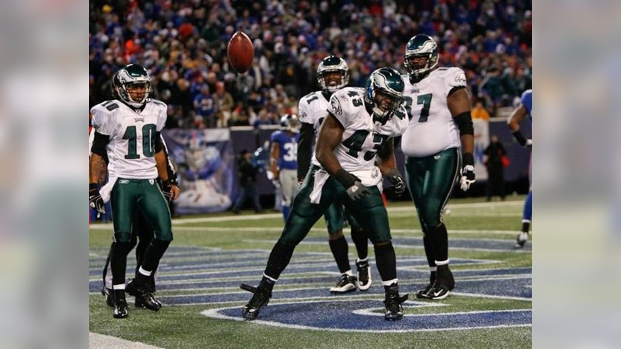 Philadelphia Eagles FB Leonard Weaver (43) runs with the ball during the  first half of an NFL football game against the Washington Redskins ,  Sunday, Nov. 29, 2009, in Philadelphia. (AP Photo/Mel