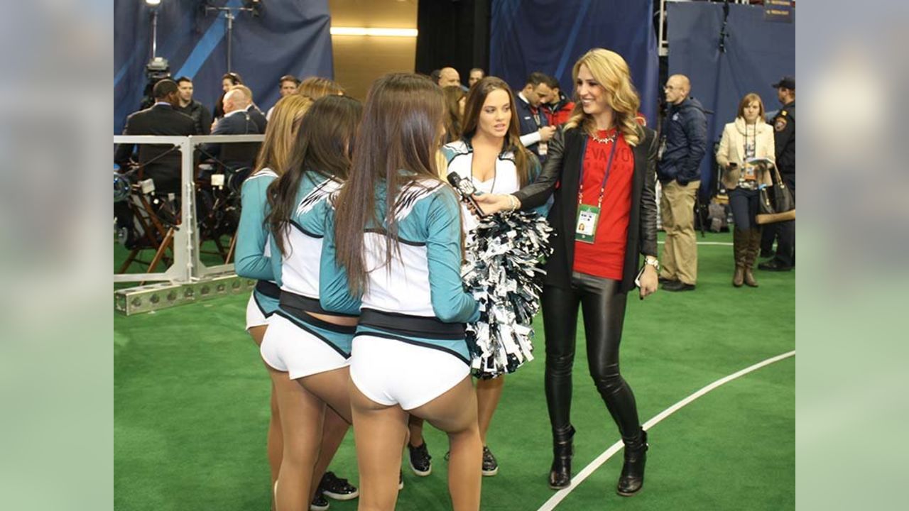 Eagles Cheerleader Goes Viral During Team's Comeback Sunday - The Spun:  What's Trending In The Sports World Today