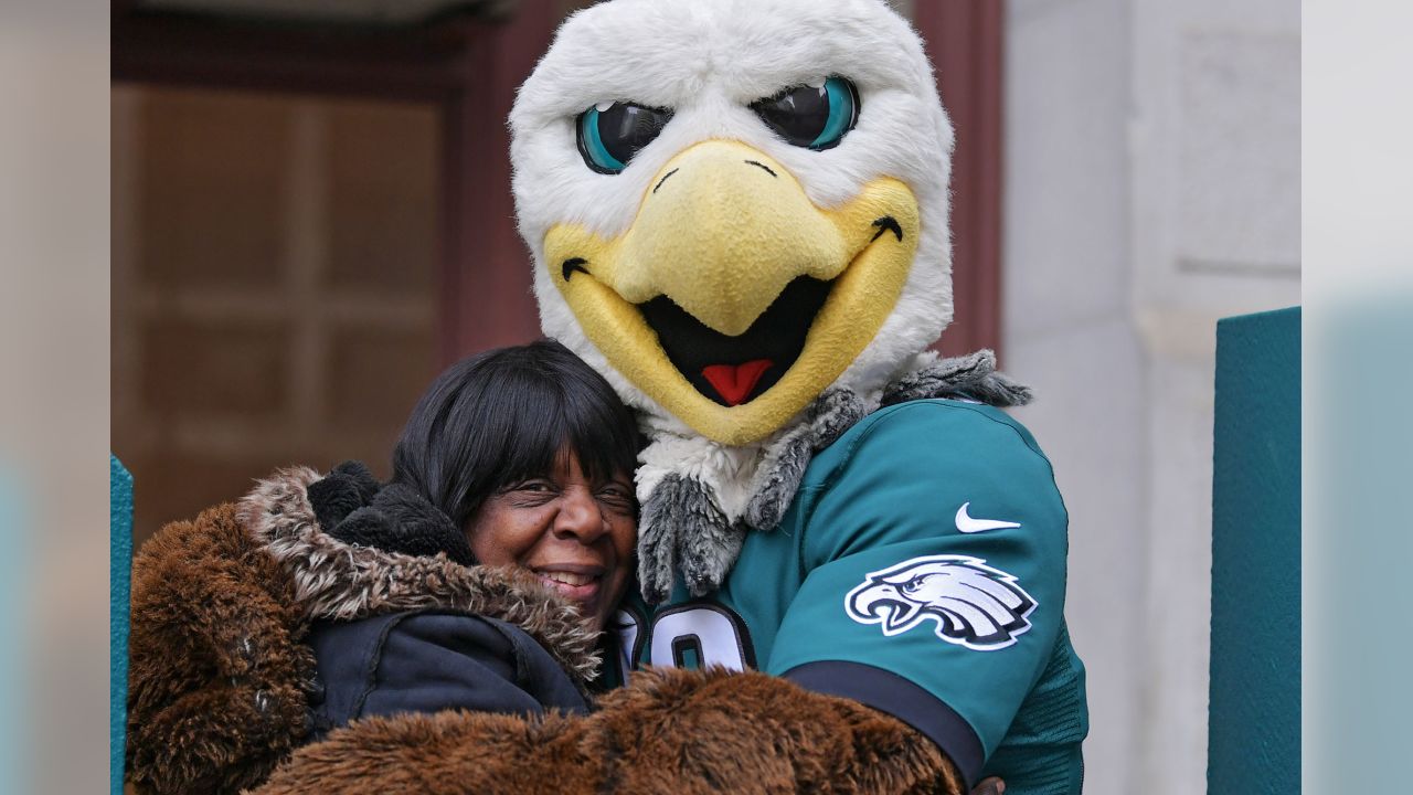 DVIDS - Images - Philadelphia Eagles mascot Swoop visits Center