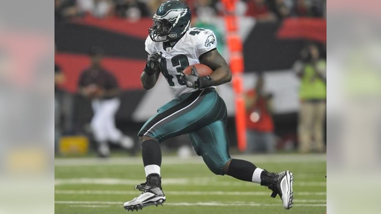 Philadelphia Eagles FB Leonard Weaver (43) runs with the ball during the  first half of an NFL football game against the Washington Redskins ,  Sunday, Nov. 29, 2009, in Philadelphia. (AP Photo/Mel