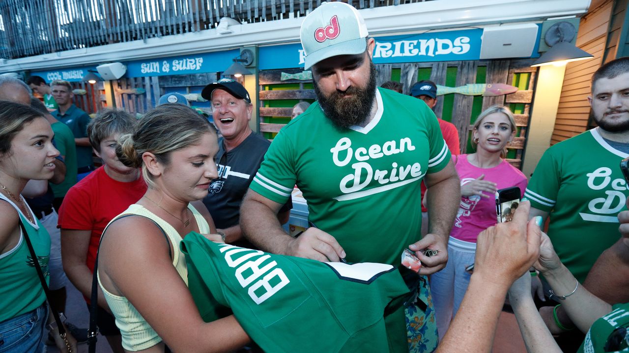 Eagles' Jason Kelce centers foundation on 'Underdog' ethos to