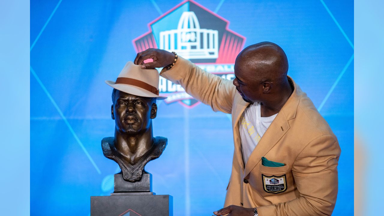 Philadelphia Eagles Hall of Famer Brian Dawkins delivers message of hope in  induction speech 