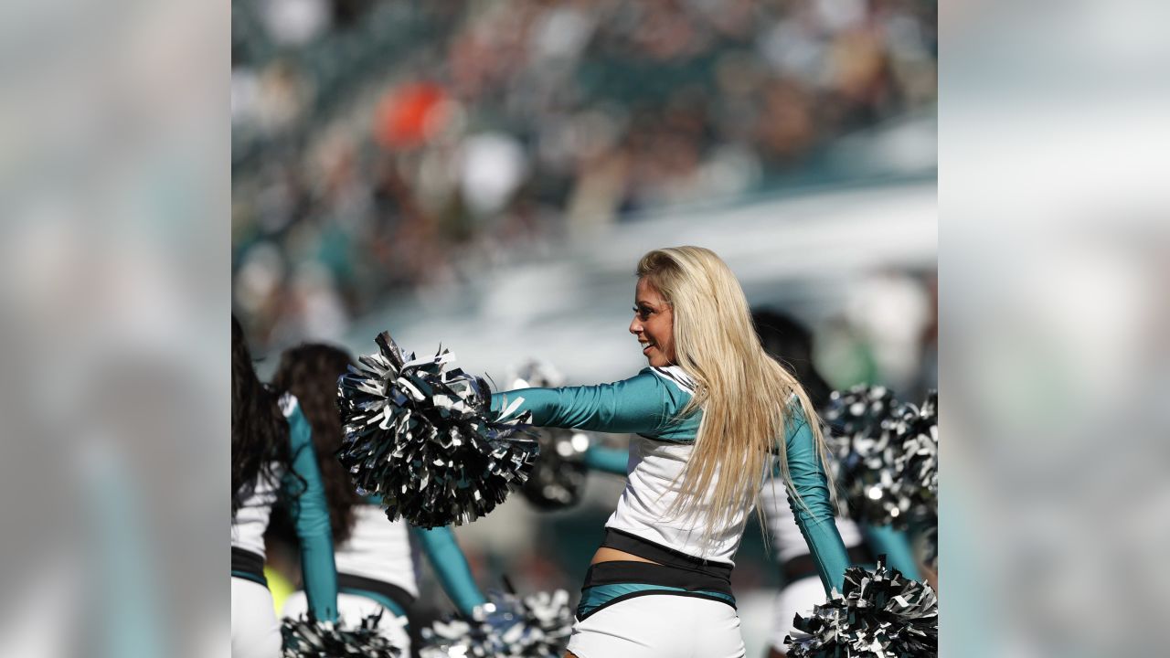 Eagles Cheerleaders on Gameday: Chicago Bears