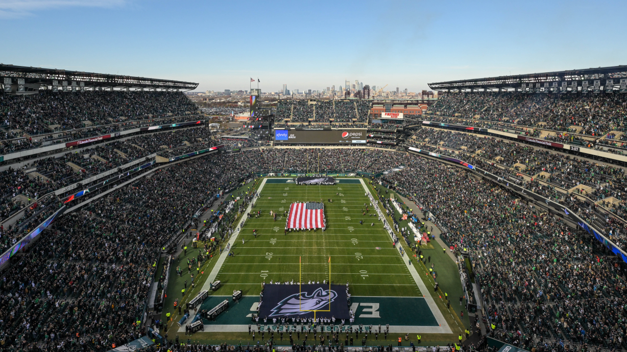 Eagles Fan vs. Chiefs Fan in a Lincoln Financial Field Melee - Crossing  Broad