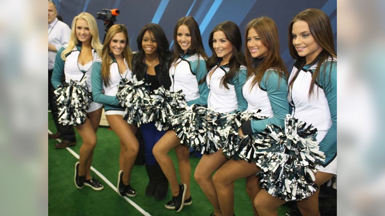 Eagles Cheerleader Goes Viral During Team's Comeback Sunday - The Spun:  What's Trending In The Sports World Today