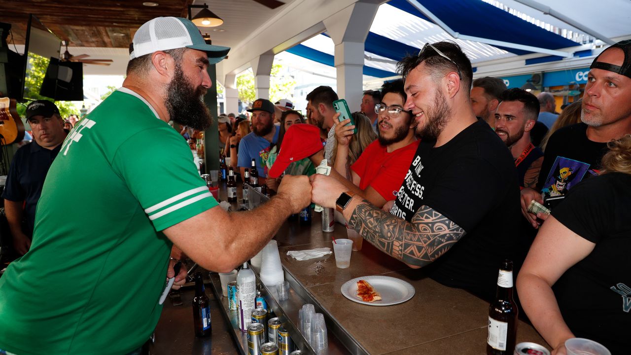 Jason Kelce chugs beer at lighting speed at autism fundraiser