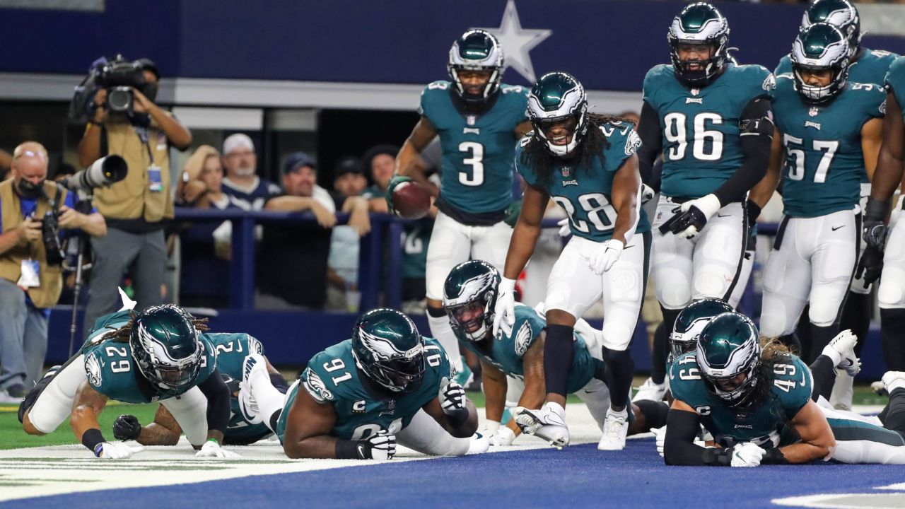 Philadelphia Eagles vs. Dallas Cowboys. NFL match poster. Two american  football players silhouette facing each other on the field. Clubs logo in  backg Stock Photo - Alamy