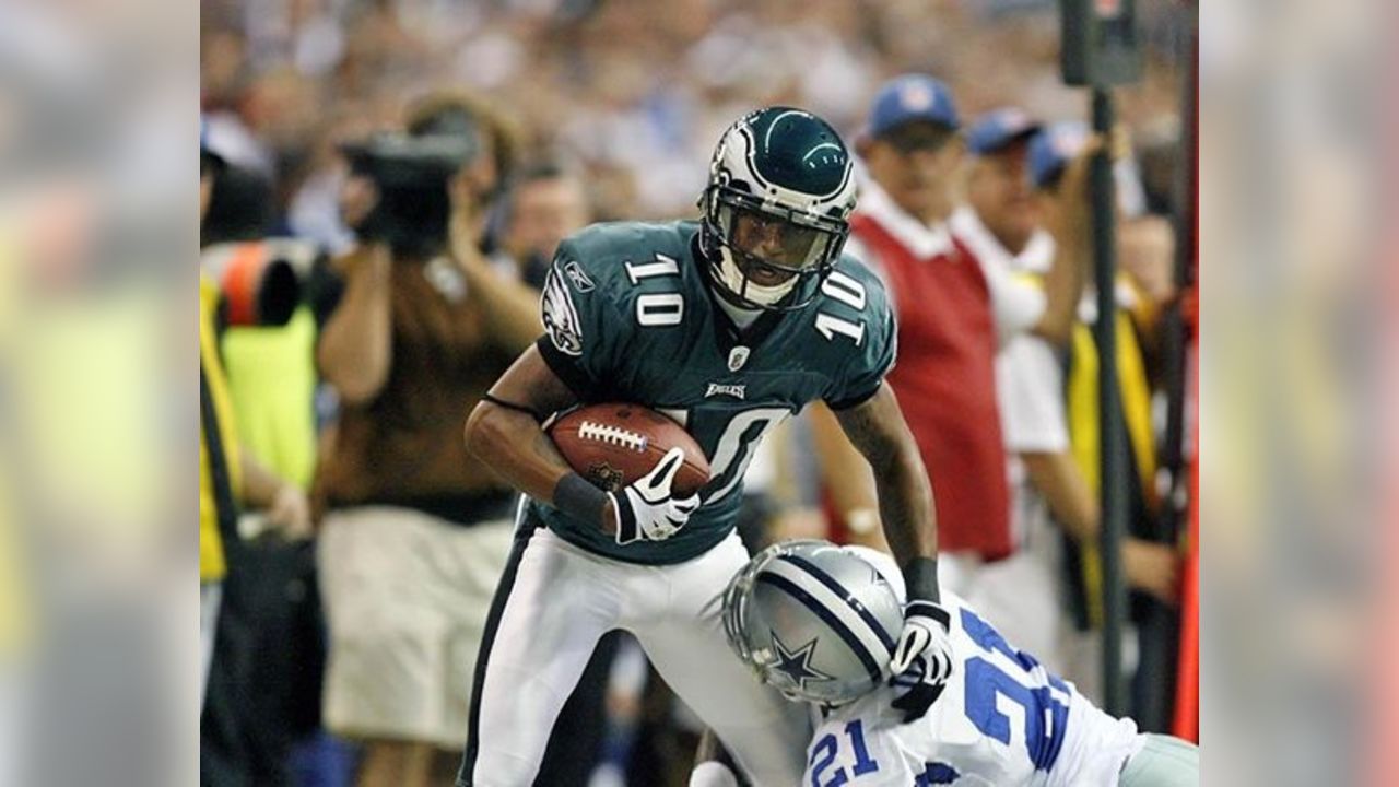 26 October 2009: Eagles WR/PR DeSean Jackson (10) returns a punt. The  Philadelphia Eagles defeated