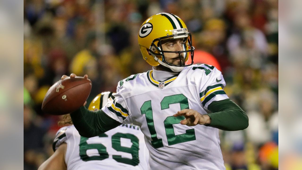 Aaron Rodgers, Julius Peppers lead Packers past Eagles 53-20