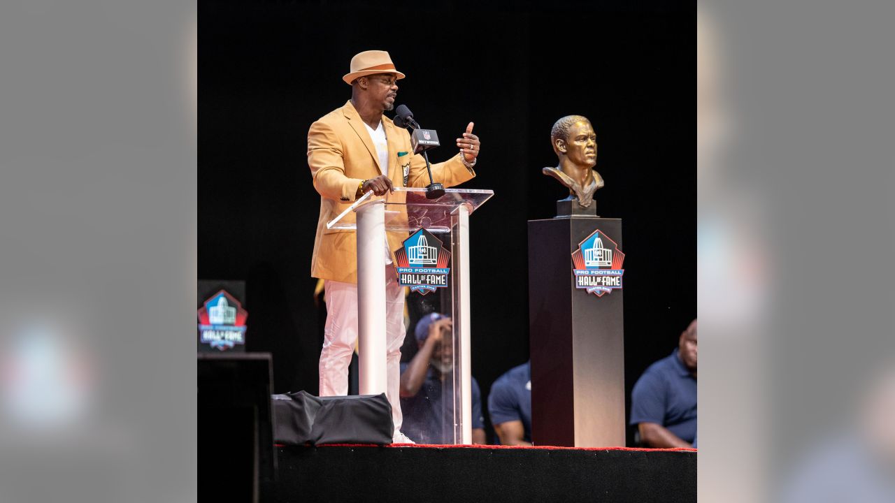 Philadelphia Eagles Hall of Famer Brian Dawkins delivers message of hope in  induction speech 