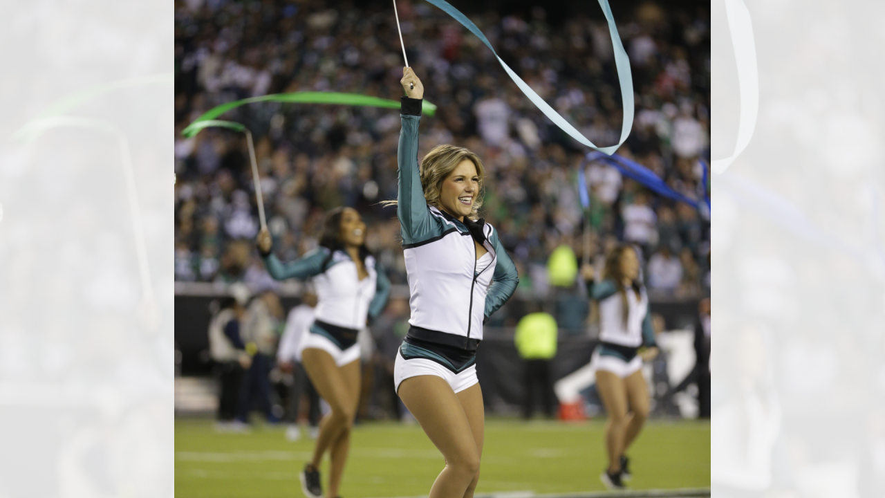 PICTURES: Eagles cheerleaders and fans at the Cowboys game – The