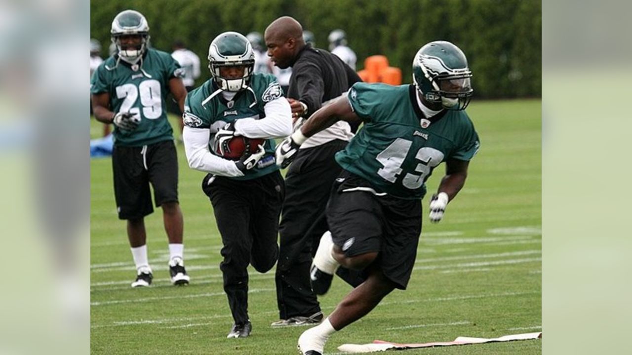 Philadelphia Eagles FB Leonard Weaver (43) runs with the ball during the  first half of an NFL football game against the Washington Redskins ,  Sunday, Nov. 29, 2009, in Philadelphia. (AP Photo/Mel