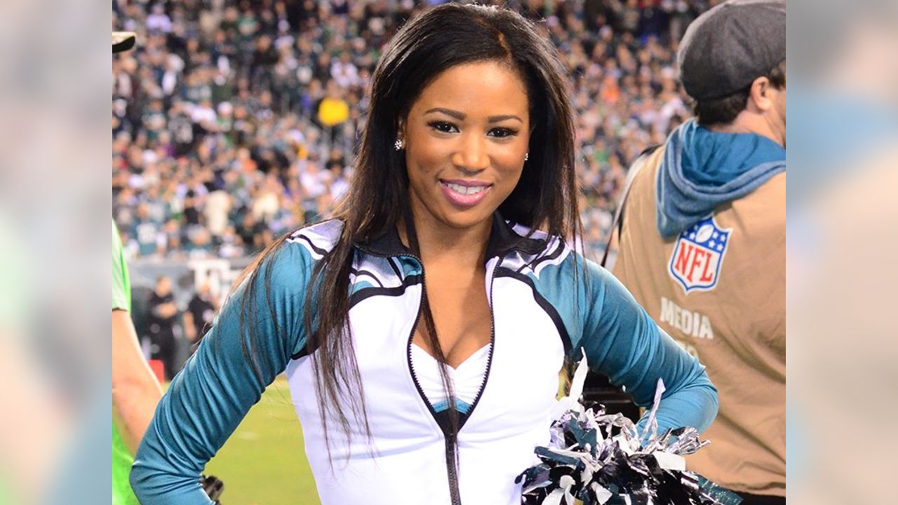 Jets Flight Crew cheerleaders put on spectacular holiday halftime