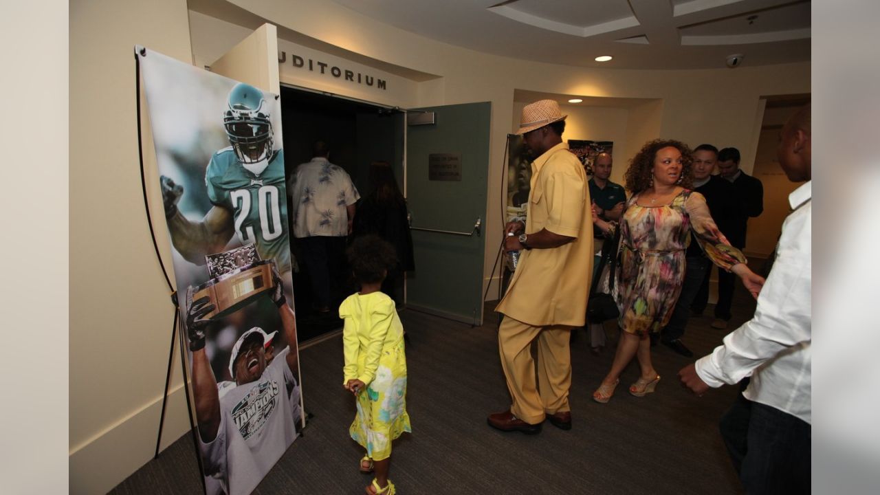 Ex-Eagle Dawkins humbled by jersey retirement on Sunday