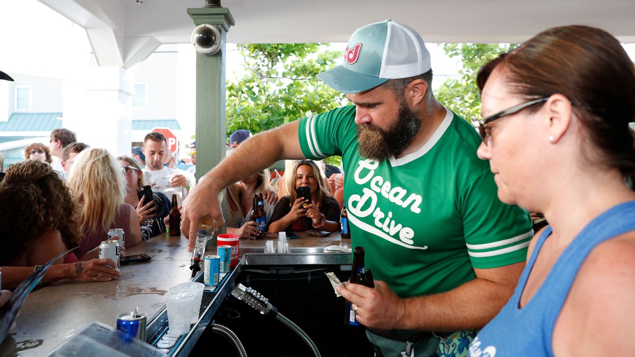 Jason Kelce chugs beer at lighting speed at autism fundraiser