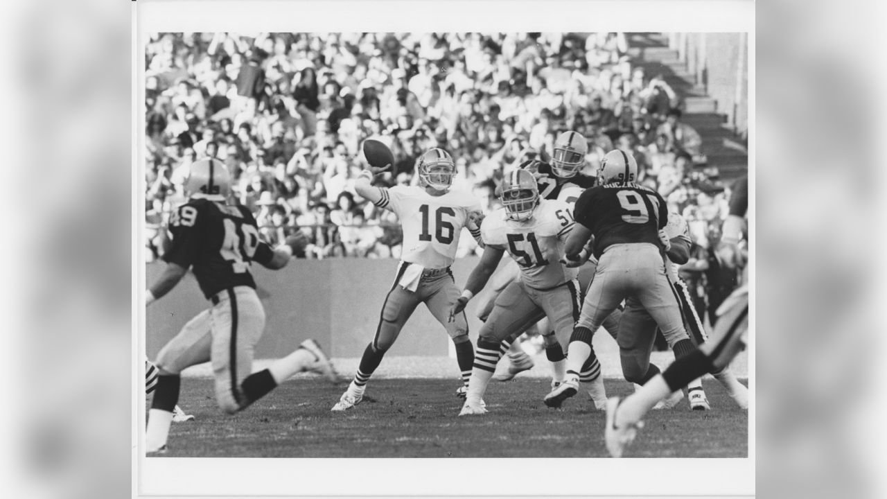 San Francisco, California, USA. 11th Dec, 1988. San Francisco 49ers vs New  Orleans Saints at Candlestick Park Sunday, December 11, 1988. 49ers beat  Saints 30-17. San Francisco 49er running back Roger Craig (