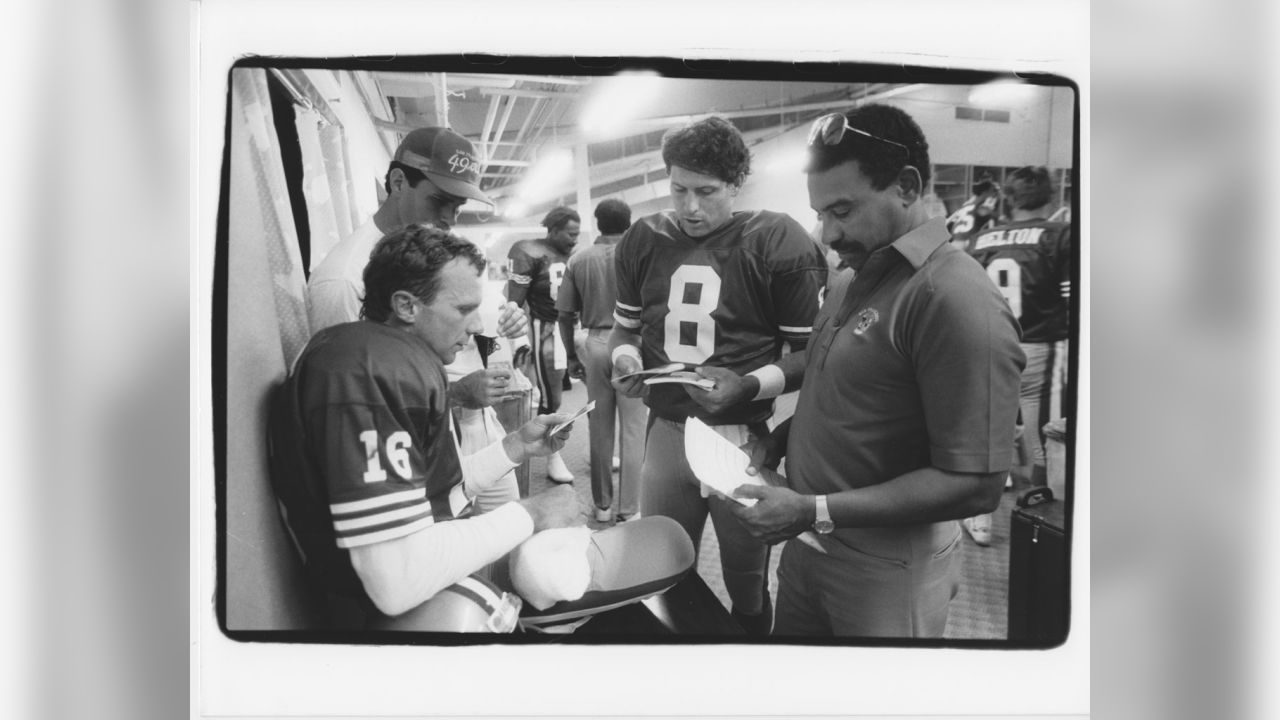 San Francisco, California, USA. 11th Dec, 1988. San Francisco 49ers vs New  Orleans Saints at Candlestick Park Sunday, December 11, 1988. 49ers beat  Saints 30-17. San Francisco 49er running back Roger Craig (