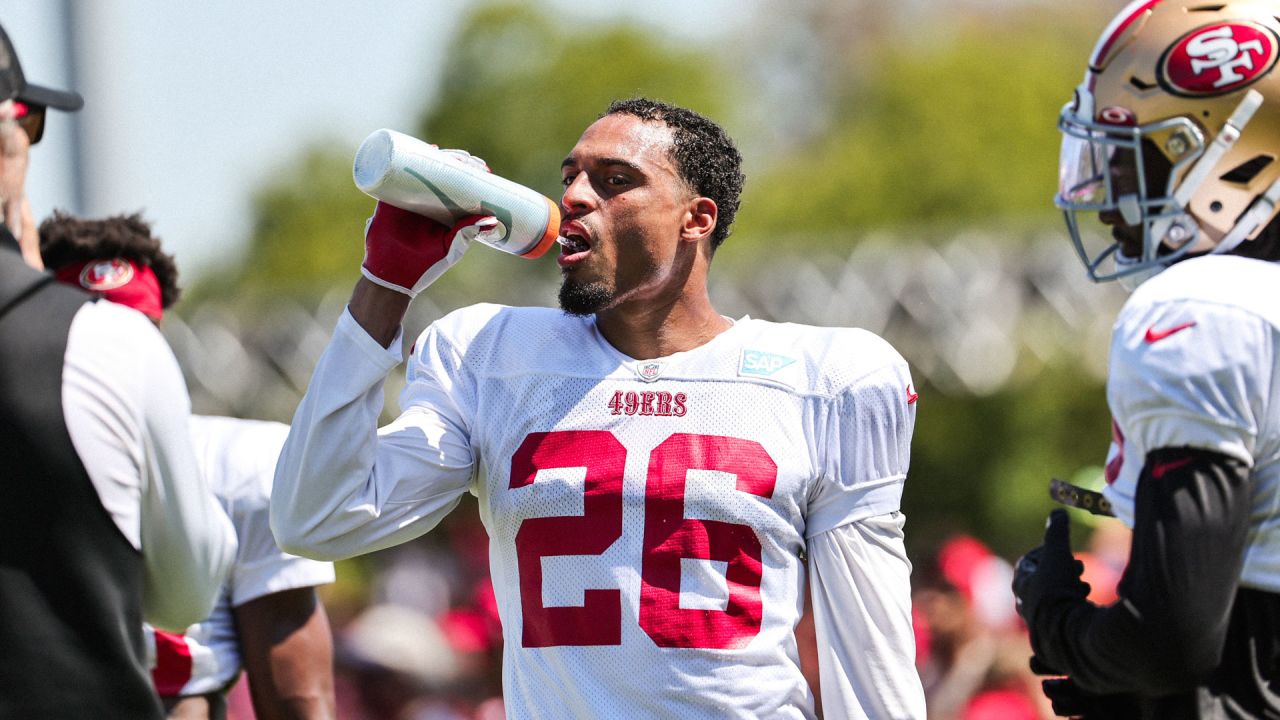 49ers' Fred Warner, Alfredo Gutierrez, Alex Barrett wave Mexican flags