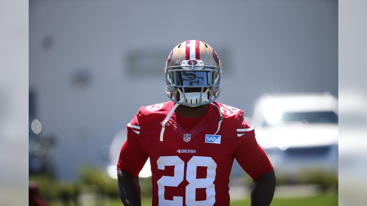 49ers running back Carlos Hyde (28) in the first half during NFL