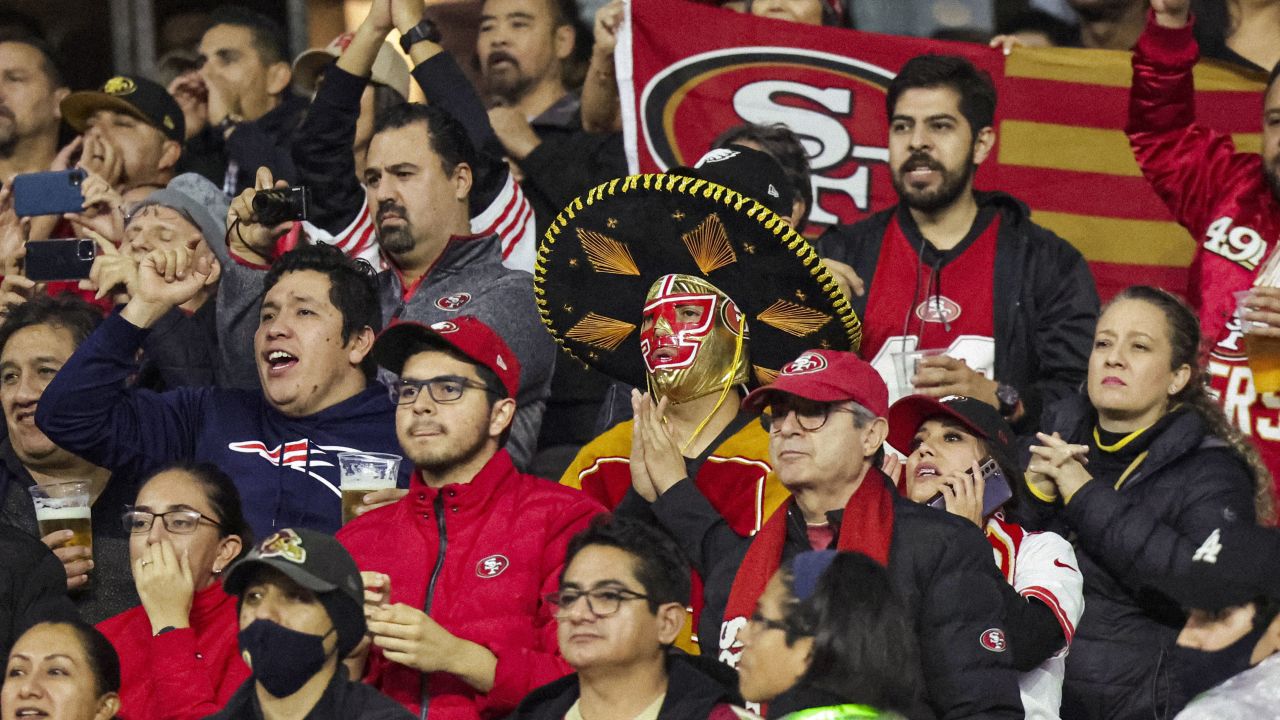 El Estadio Azteca de Pinta de Rojo y Oro en la Victoria de los 49ers