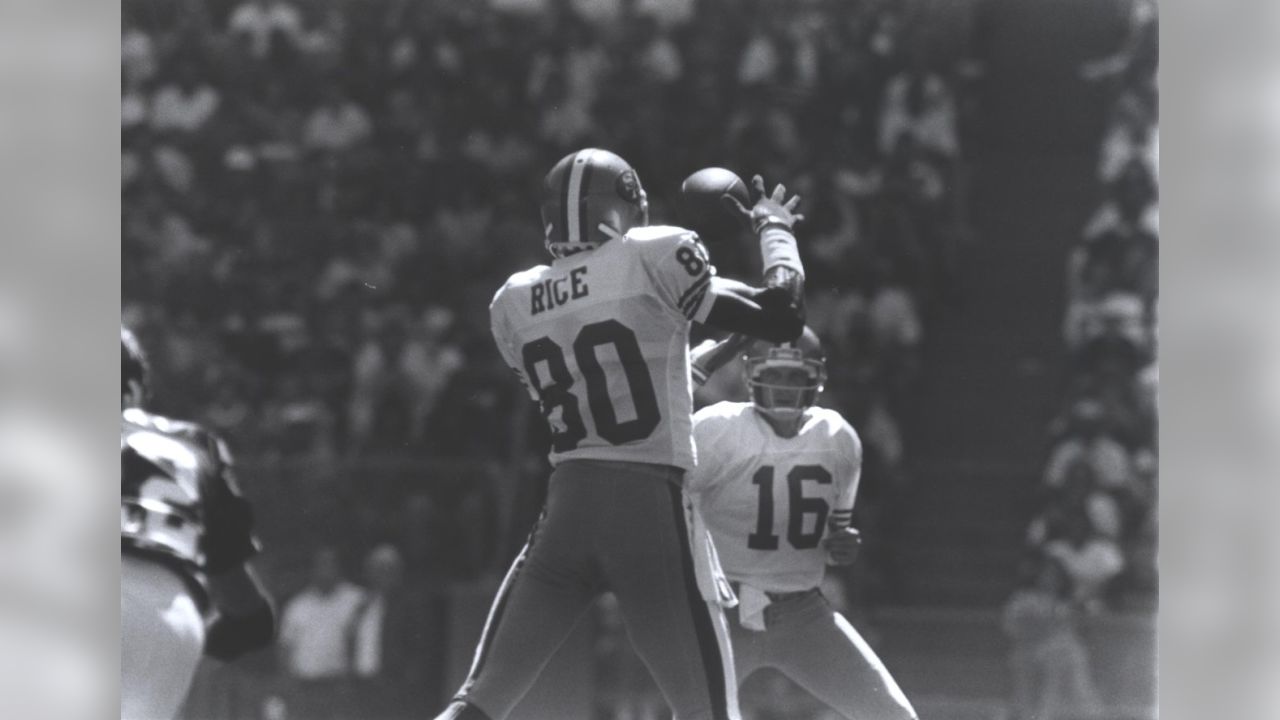 San Francisco, California, USA. 11th Dec, 1988. San Francisco 49ers vs New  Orleans Saints at Candlestick Park Sunday, December 11, 1988. 49ers beat  Saints 30-17. San Francisco 49er running back Roger Craig (