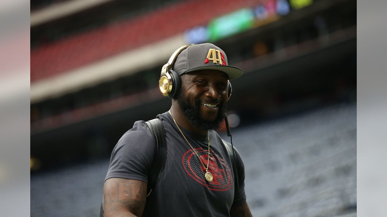 Helmet Stalker on X: 49ers LB Navorro Bowman warms up with an