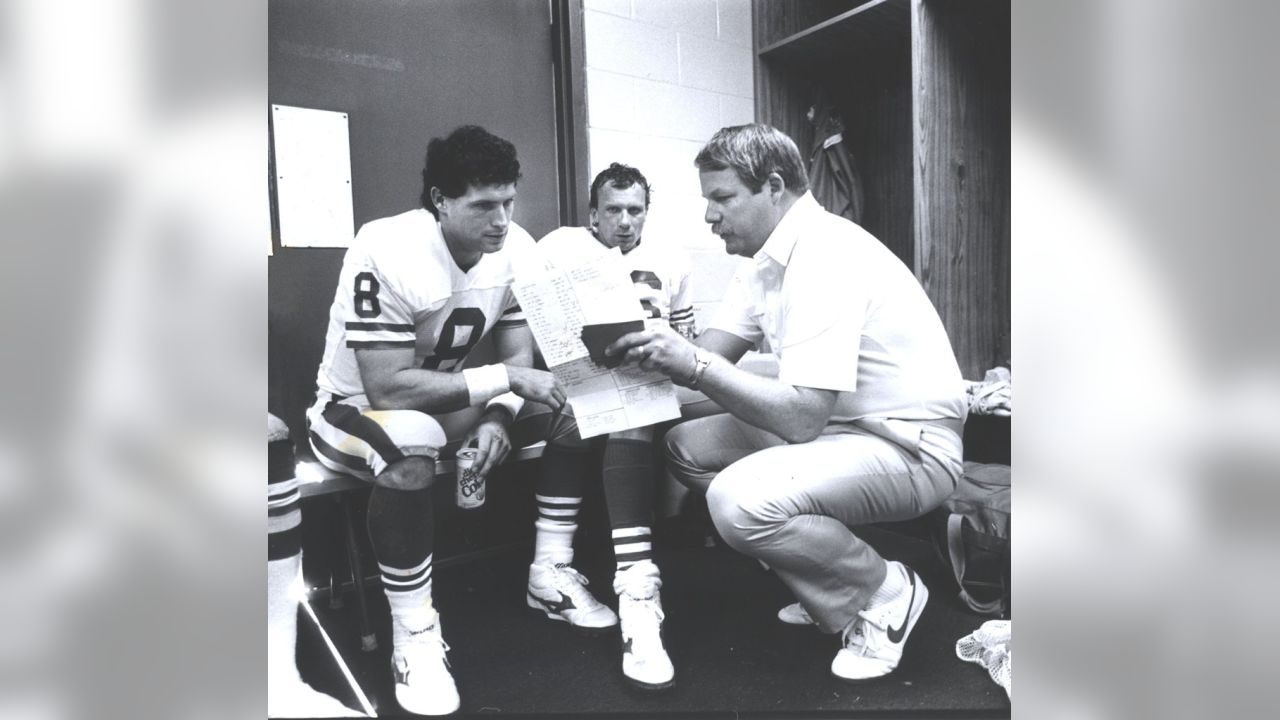 Joe Montana & Steve Young going over the gameplan - 1989 : r/OldSchoolCool