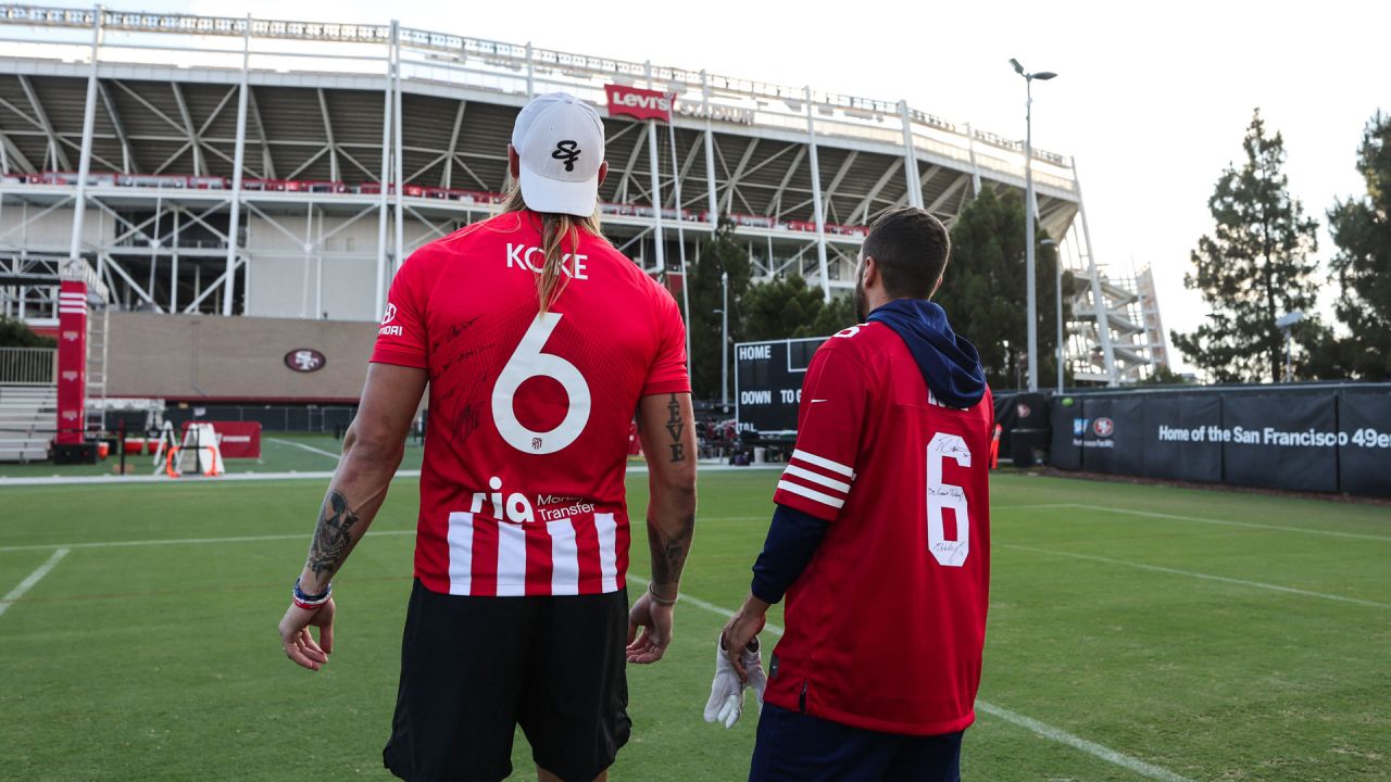 49ers' Fred Warner, Alfredo Gutierrez, Alex Barrett wave Mexican flags