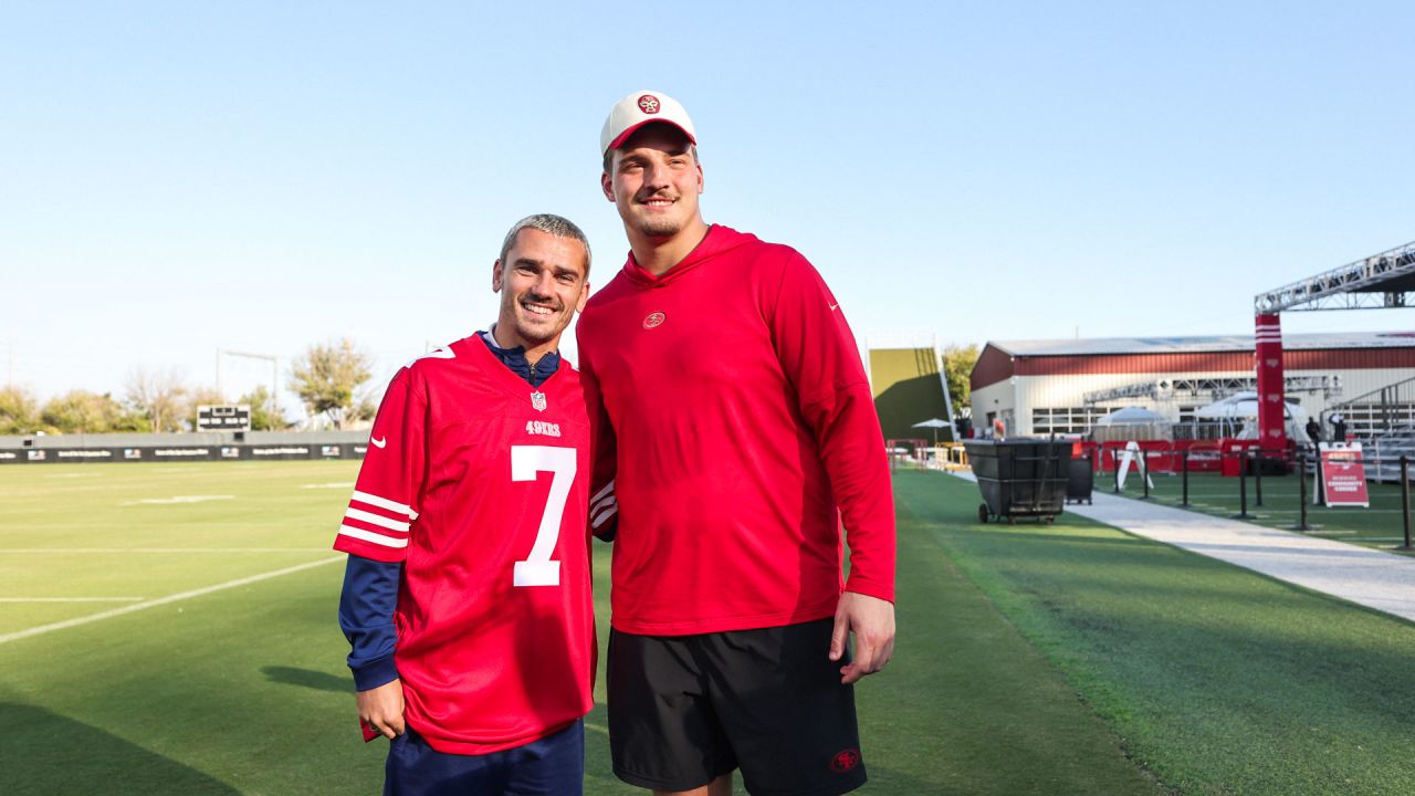 49ers' Fred Warner, Alfredo Gutierrez, Alex Barrett wave Mexican flags