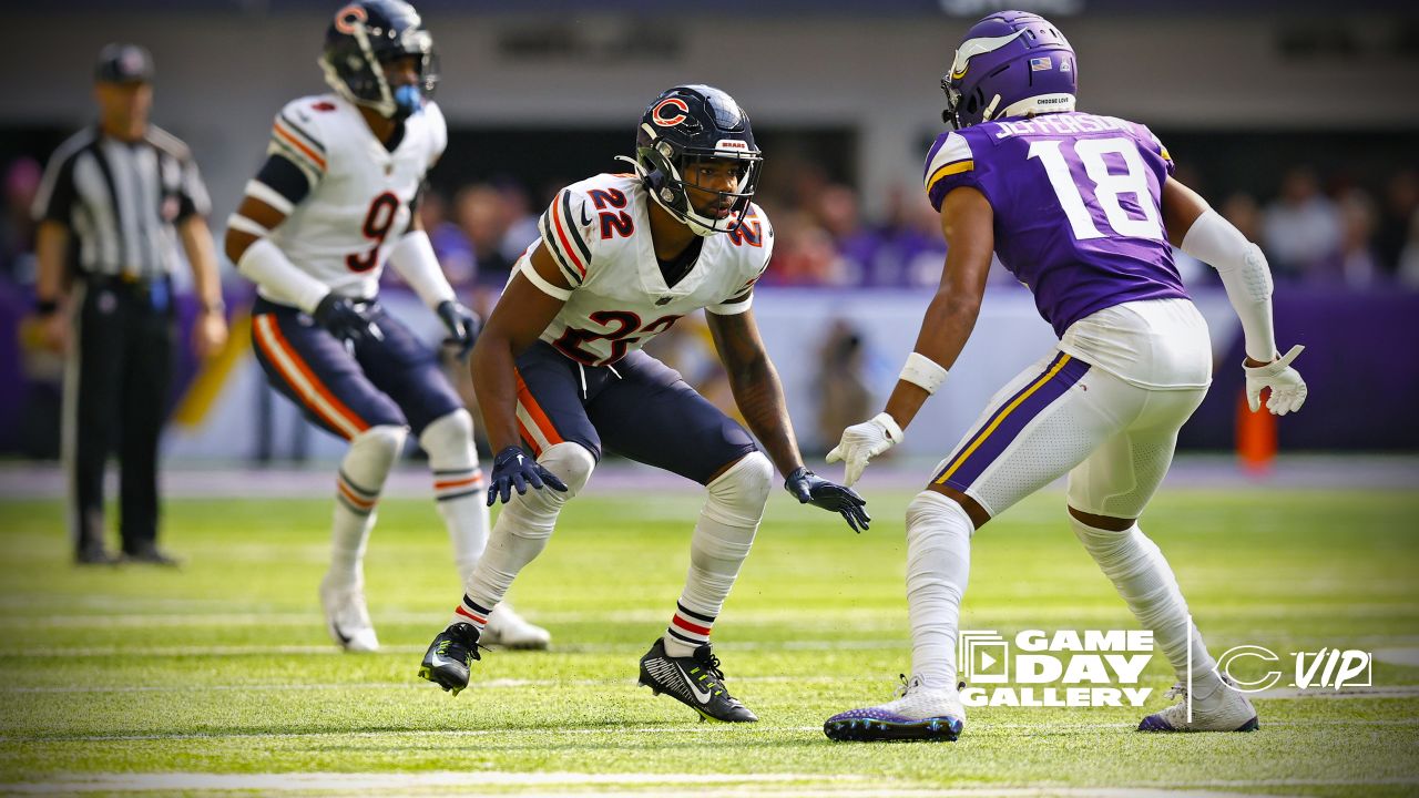 Chicago Bears wide receiver Darnell Mooney reaches up to haul in one-handed  snag