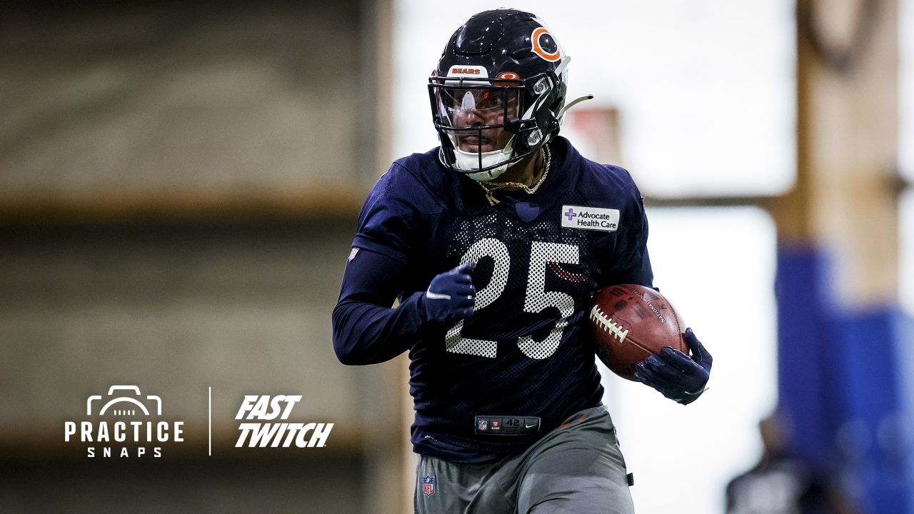 LOOK: Bears QB Justin Fields greets kids after offseason training