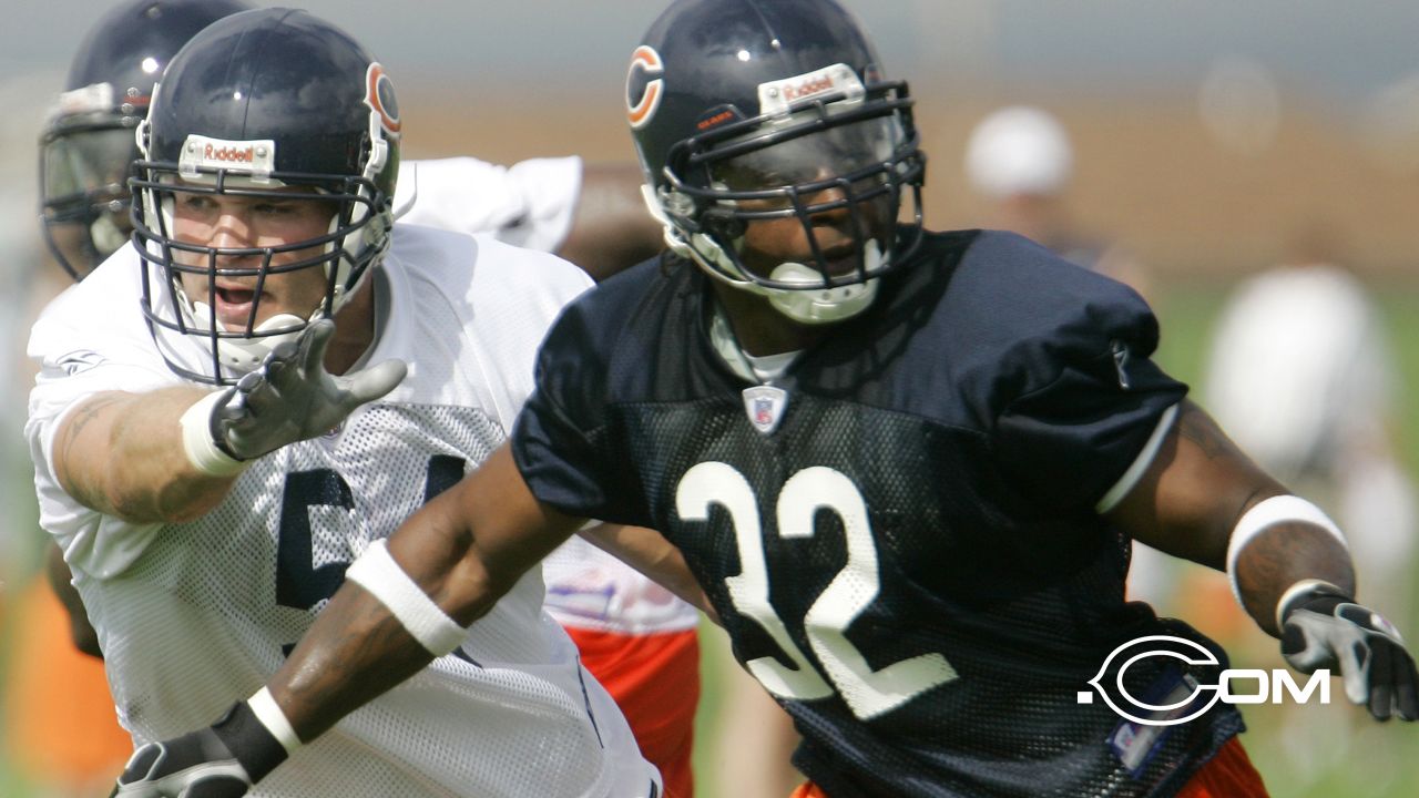 Chicago Bears linebacker Brian Urlacher (54) during warmups for the Bears  training camp practice at Olivet Nazarene University in Bourbonnais, IL.  (Credit Image: © John Rowland/Southcreek Global/ZUMApress.com Stock Photo -  Alamy