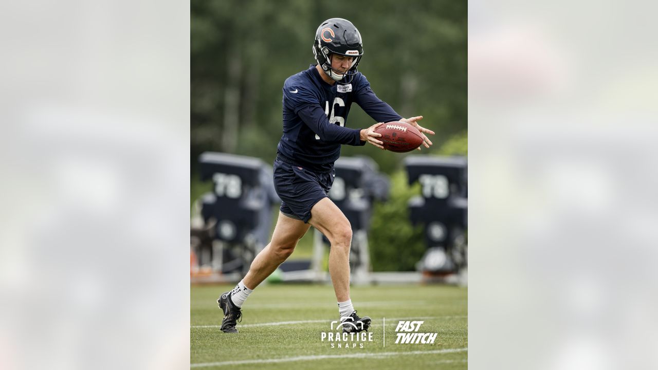 Bears QB Justin Fields greets kids after offseason training