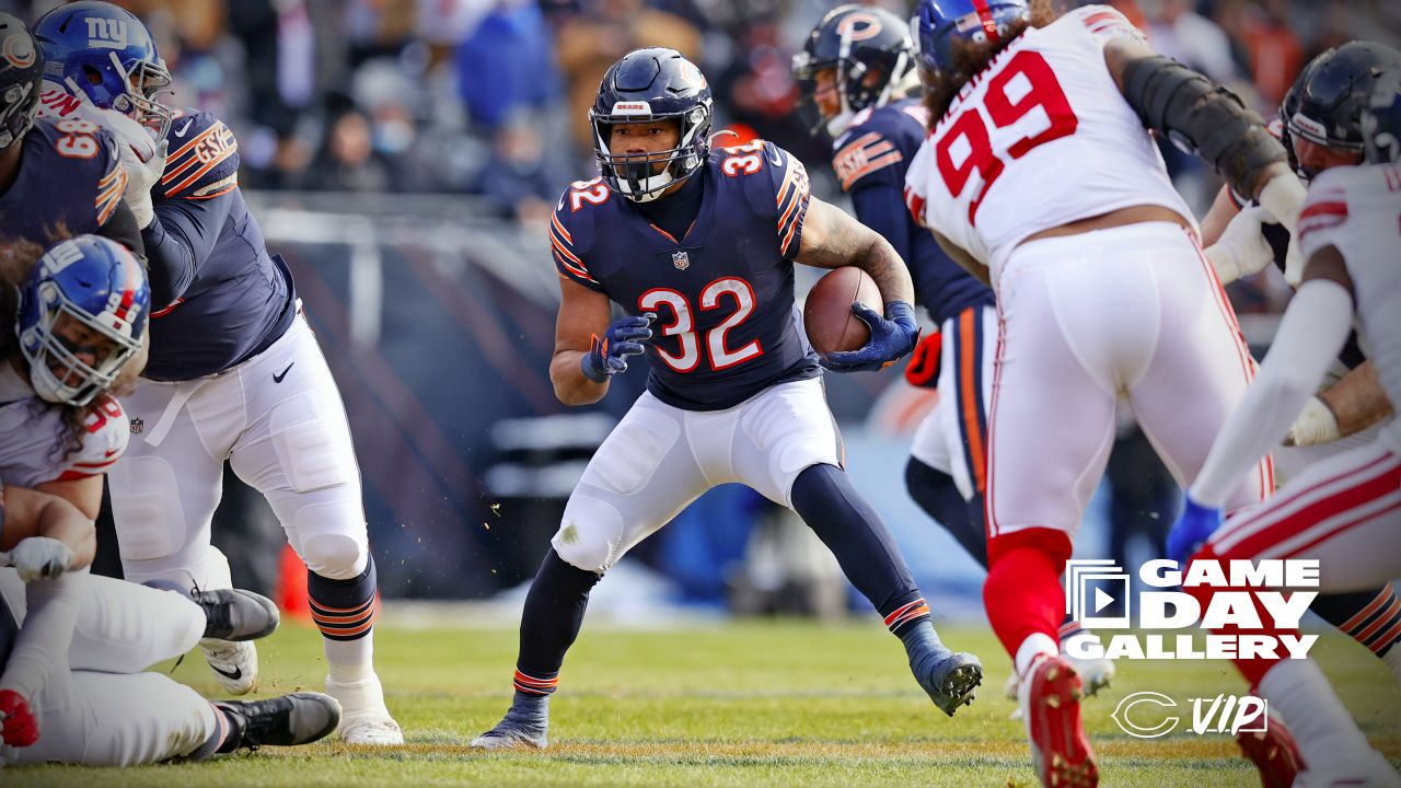 Bears rout Giants 29-3 in home finale