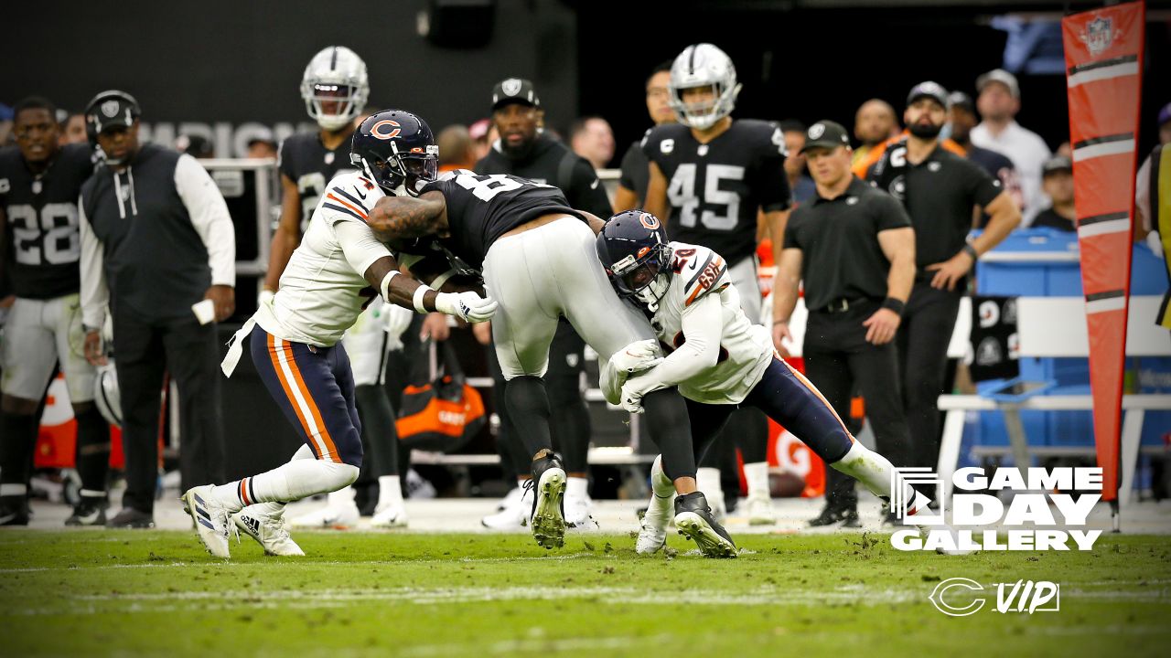 Justin Fields throws first TD pass, Bears' defense dominates Raiders 20-9