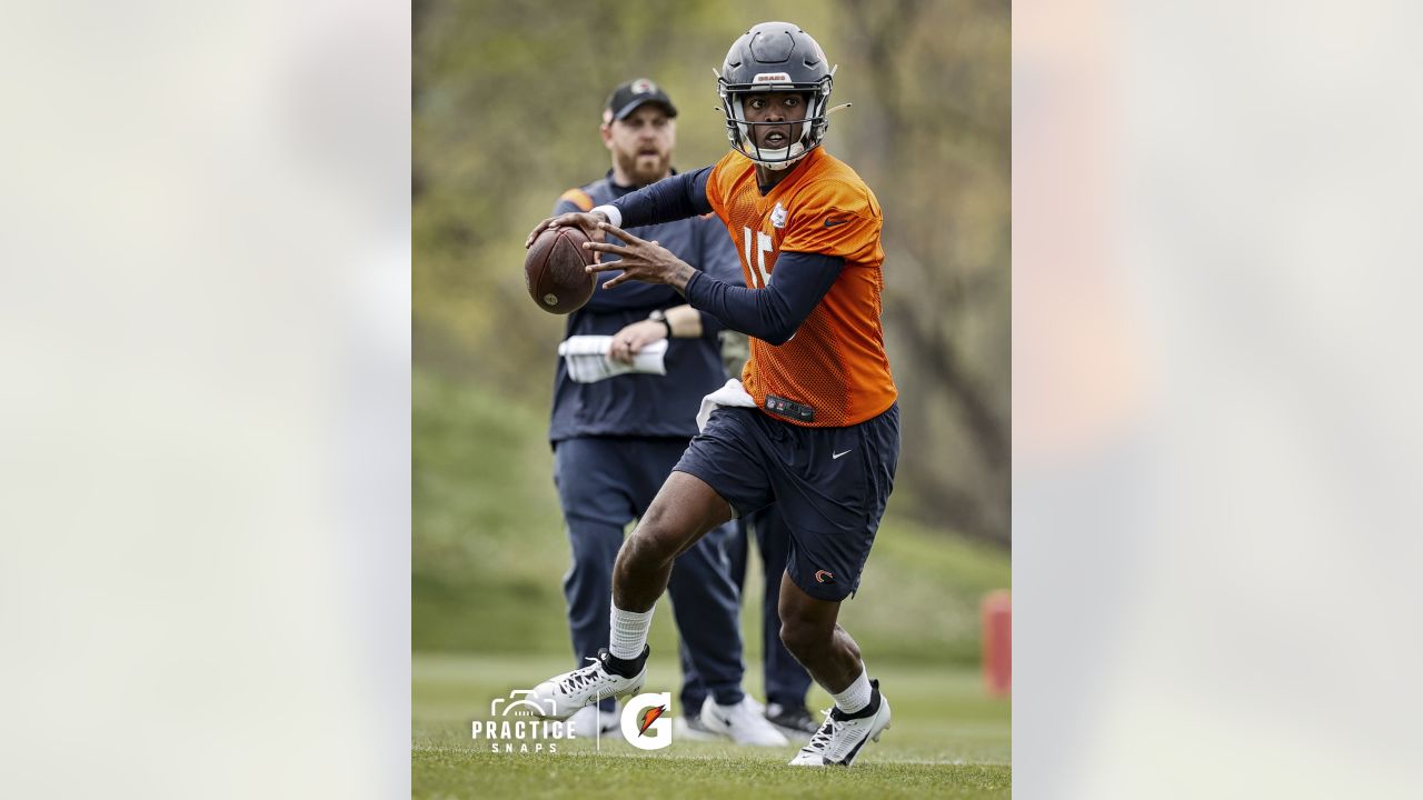 Chicago Bears offensive coordinator Luke G , left, talks to Chicago  Bears 2023 draft pick, defensive lineman Zacch Pickens during the NFL  football team's rookie minicamp at Halas Hall in Lake Forest, Ill.,  Saturday, May 6, 2023. (AP Photo/Nam Y. Huh