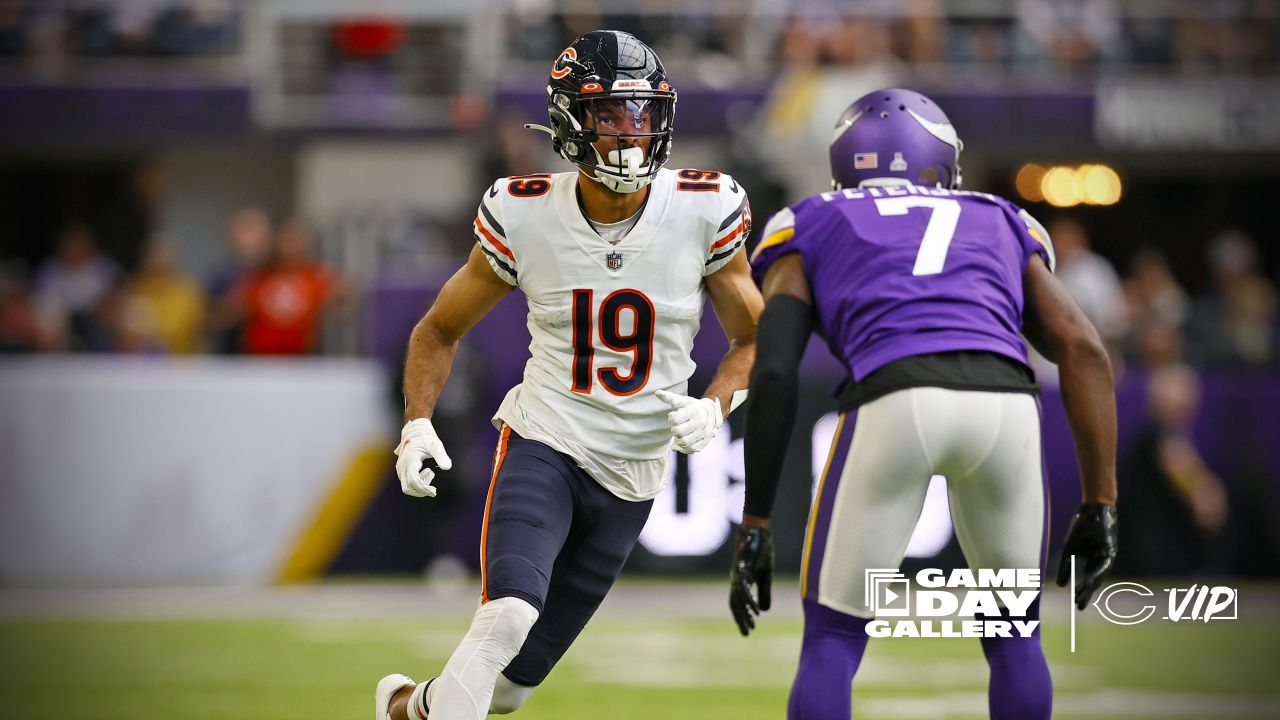 Bears' Darnell Mooney makes incredible catch over campgoers – NBC