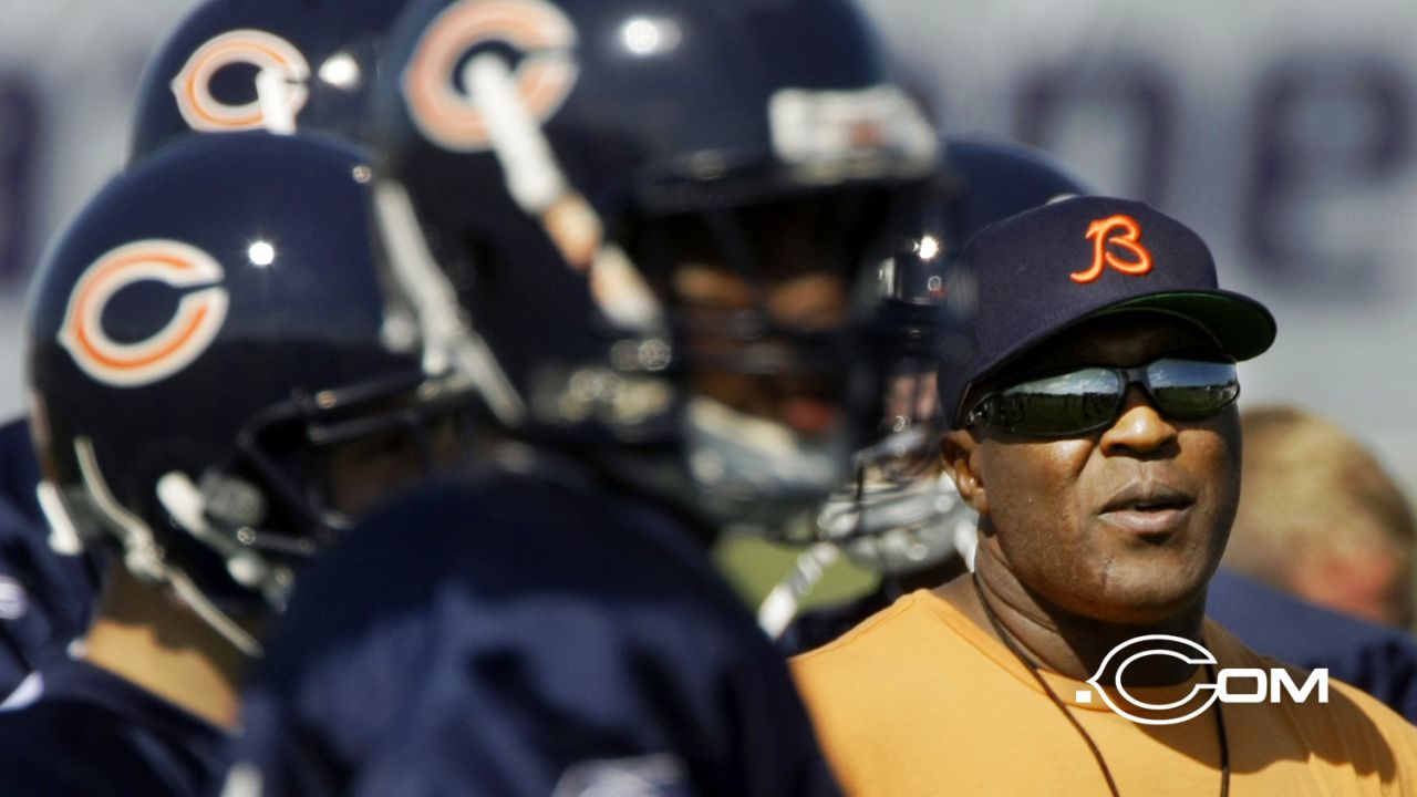 Chicago Bears linebacker Lance Briggs (55) during the Bears training camp  practice at Olivet Nazarene University in Bourbonnais, IL. (Credit Image: ©  John Rowland/Southcreek Global/ZUMApress.com Stock Photo - Alamy