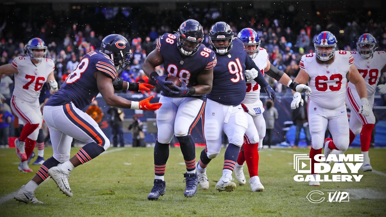 Quinn sets Bears season sacks record in 29-3 rout of Giants