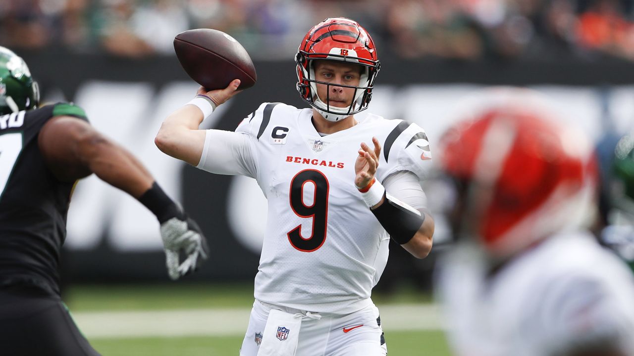 EAST RUTHERFORD, NJ - SEPTEMBER 25: Cincinnati Bengals quarterback Joe  Burrow (9) under center during the National Football League game between  the New York Jets and the Cincinnati Bengals on September 25