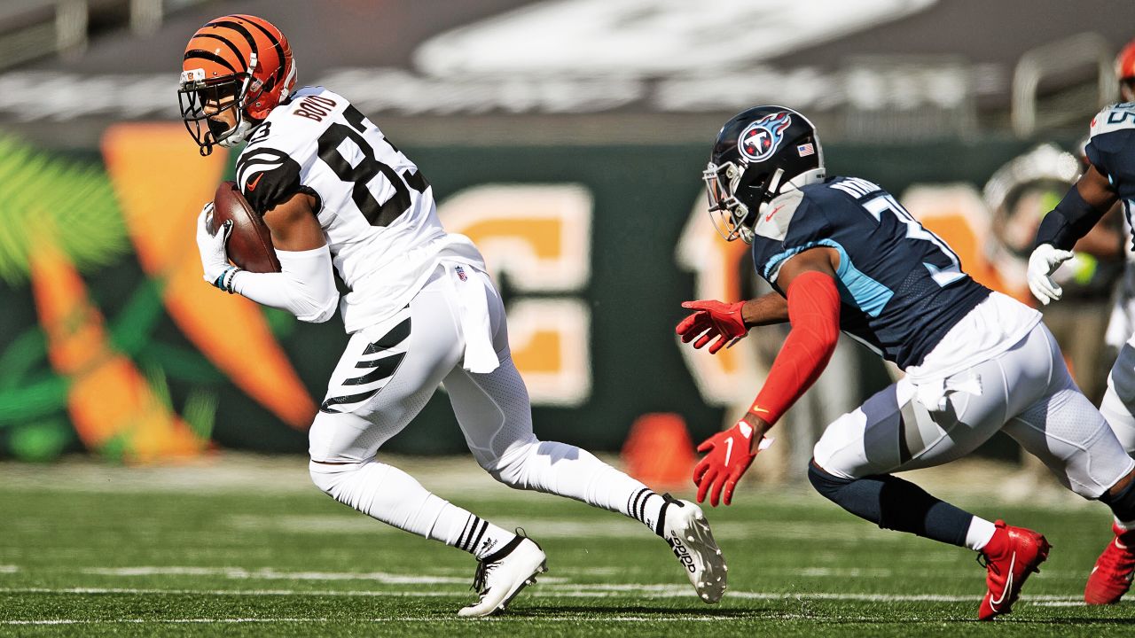 Cincinnati, United States. 01st Nov, 2020. Cincinnati Bengals half back  Giovani Bernard (25) dives into the end zone for the touchdown under  pressure from Tennessee Titans' Jayon Brown (55) during the first