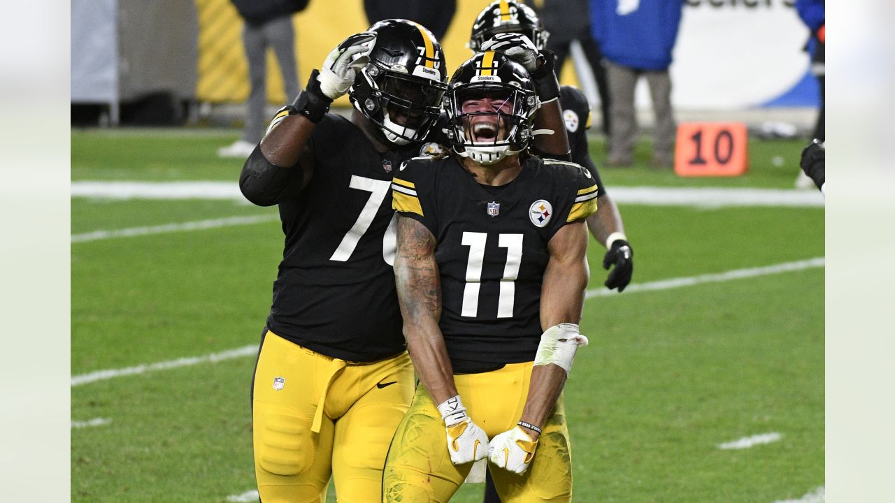 Cincinnati Bengals Michael Johnson holds on the jersey and sacks Pittsburgh  Steelers quarterback Ben Roethlisberger for a lost of eight yards in the  second quarter at Heinz Field in Pittsburgh, Pennsylvania on