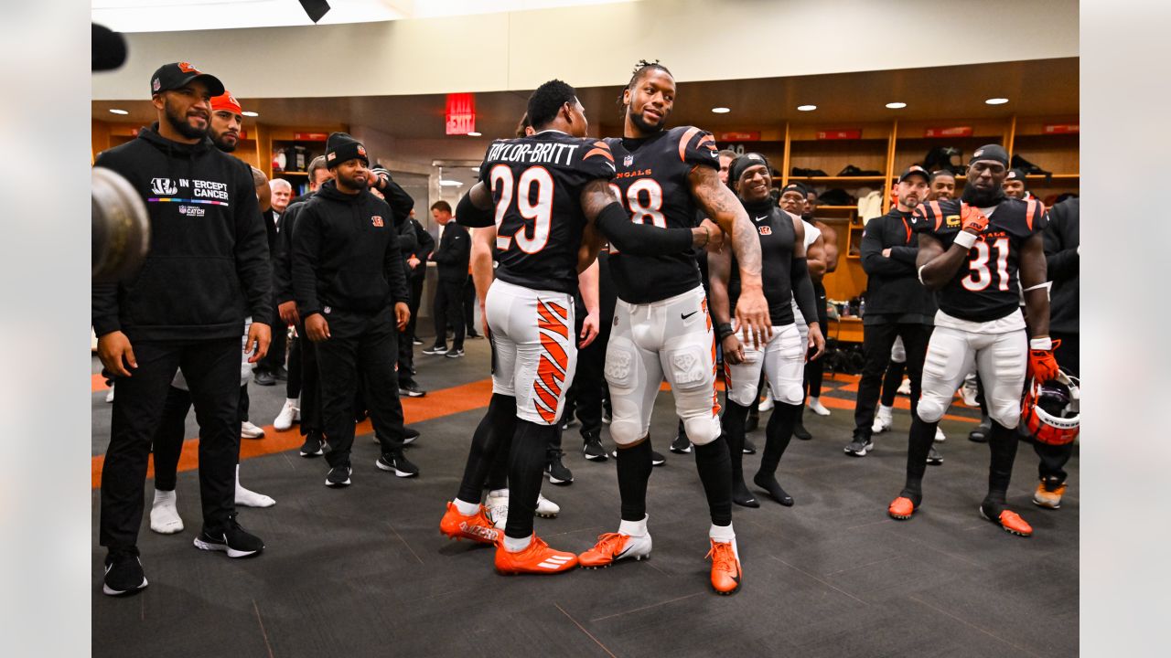 Browns, Bengals stand united during pre-game anthem