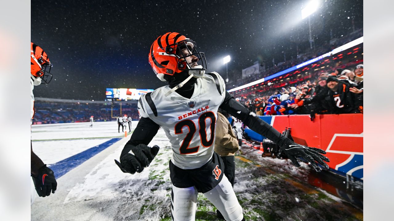 Who Needs Snow? Bengals Celebrate Int. With Snow Angels On 72-Degree Day, 94HJY