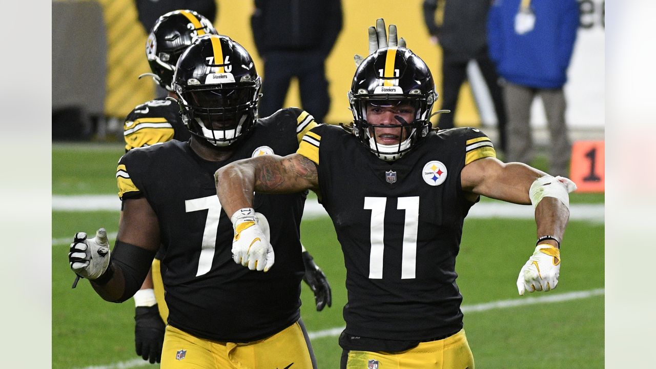 Cincinnati Bengals Michael Johnson holds on the jersey and sacks Pittsburgh  Steelers quarterback Ben Roethlisberger for a lost of eight yards in the  second quarter at Heinz Field in Pittsburgh, Pennsylvania on