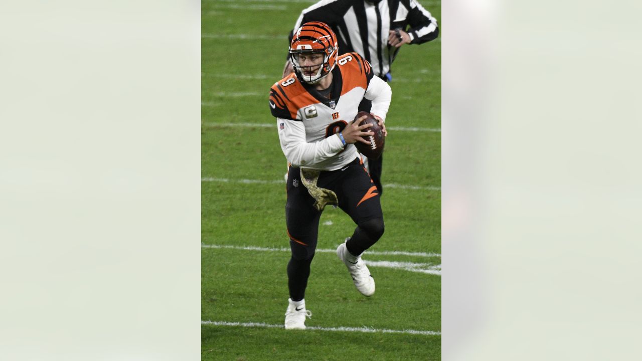 Reactions: Bengals quarterback Joe Burrow limps off field during final  minute vs. Chiefs