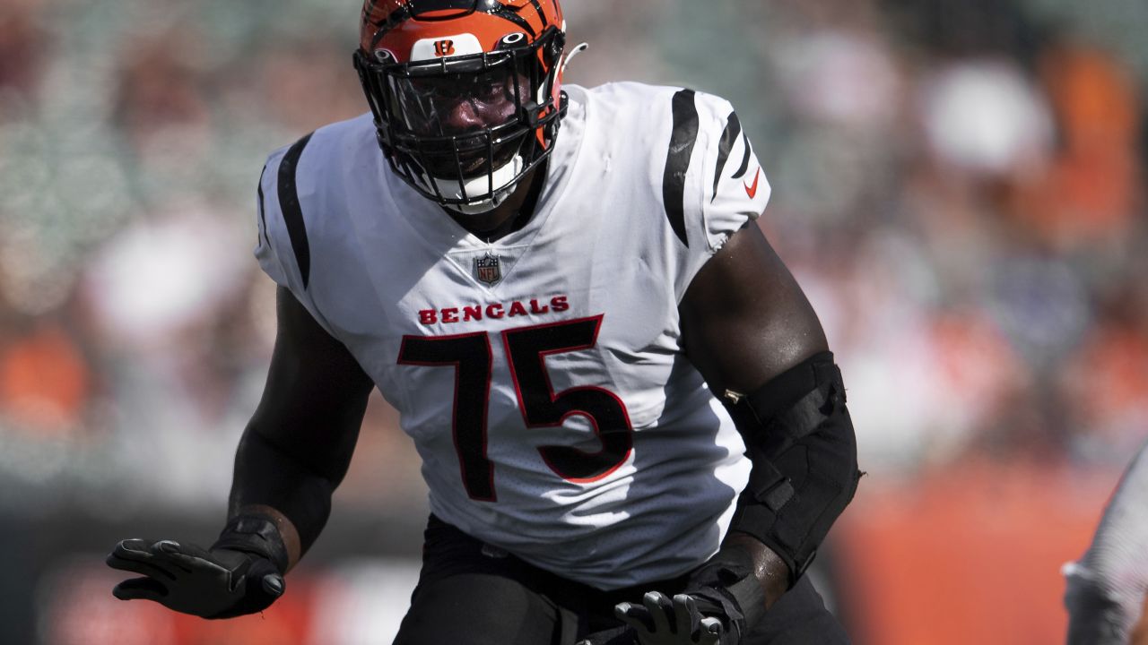 Cincinnati Bengals offensive tackle Isaiah Prince (75) lines up