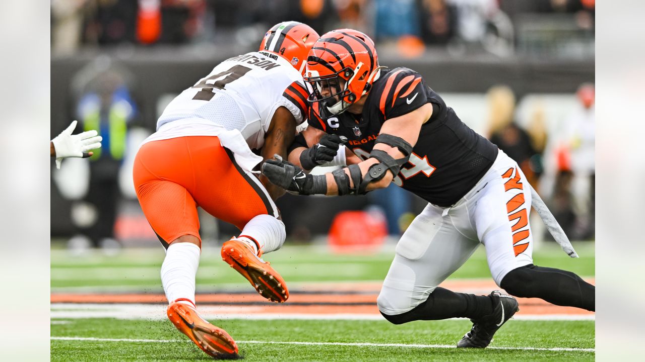 Photo: Browns Deshaun Watson tackled by Bengals Logan Wilson