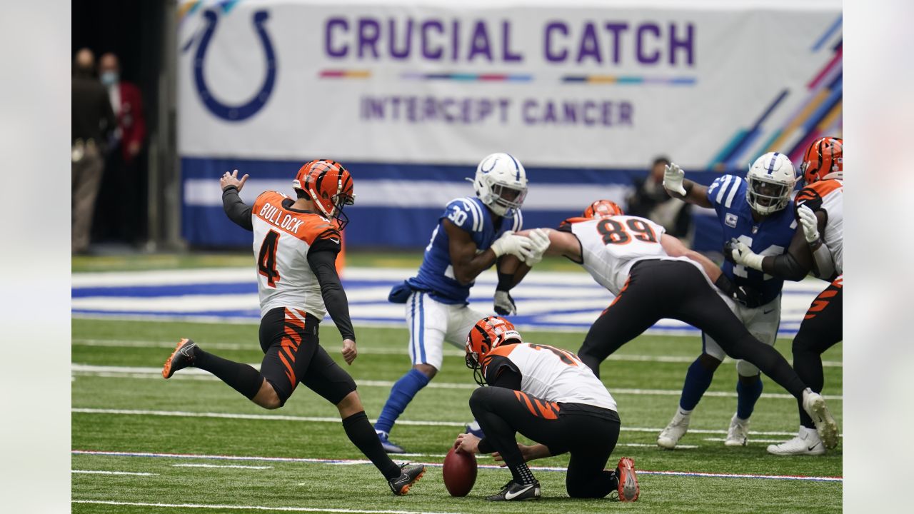 Cincinnati Bengals' Samaje Perine (34) stretches next to a Crucial Catch  sign before an NFL football game against the Indianapolis Colts, Sunday,  Oct. 18, 2020, in Indianapolis. (AP Photo/Michael Conroy Stock Photo - Alamy